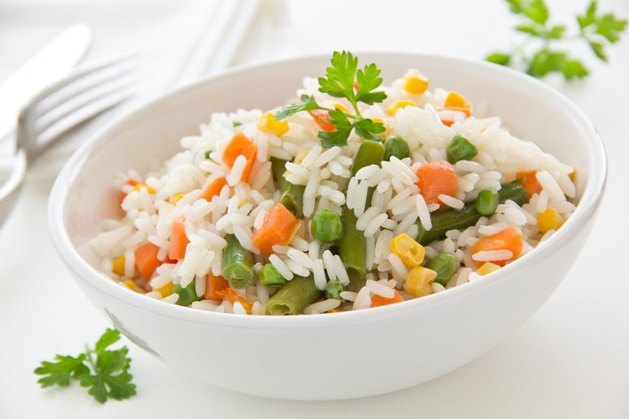 Misture vegetais e legumes com o arroz para criar o famoso Arroz à Grega