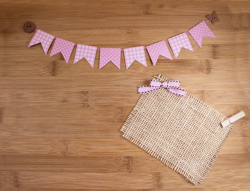 As bandeirinhas podem ser feitas de papel colorido ou tecido, de acordo com a decoração da sua festa
