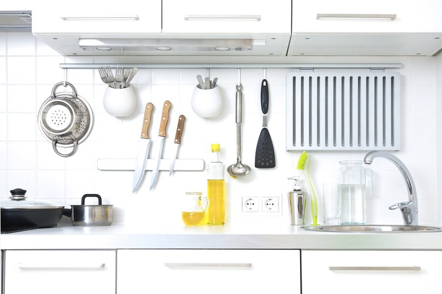 Pendurar os utensílios ajuda a economizar o espaço de prateleiras e armários