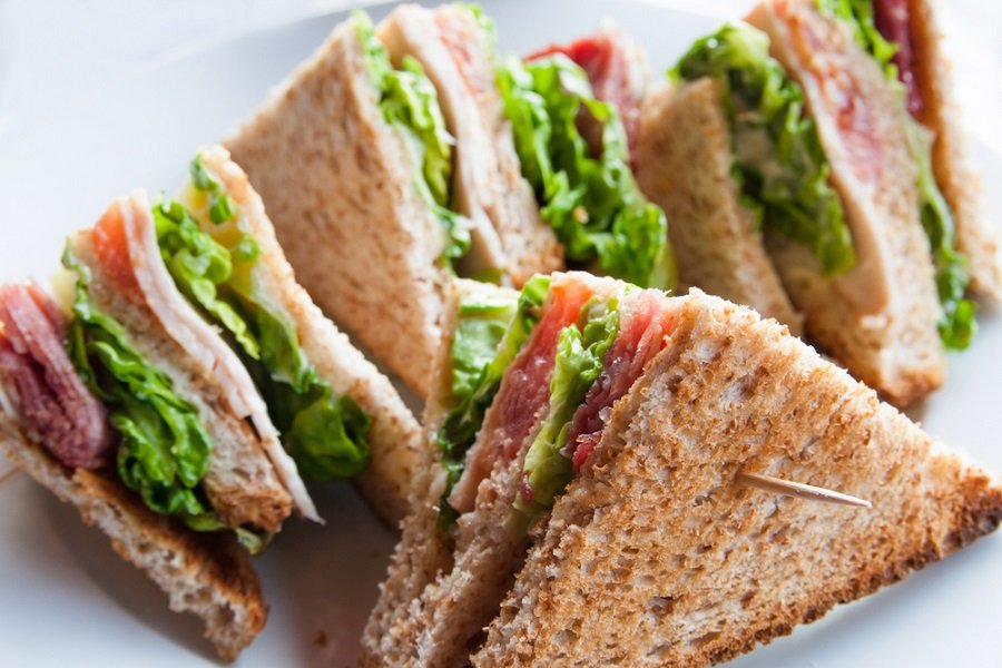 Simples de fazer, os mini-sanduíches são outra opção para servir seus conivdados