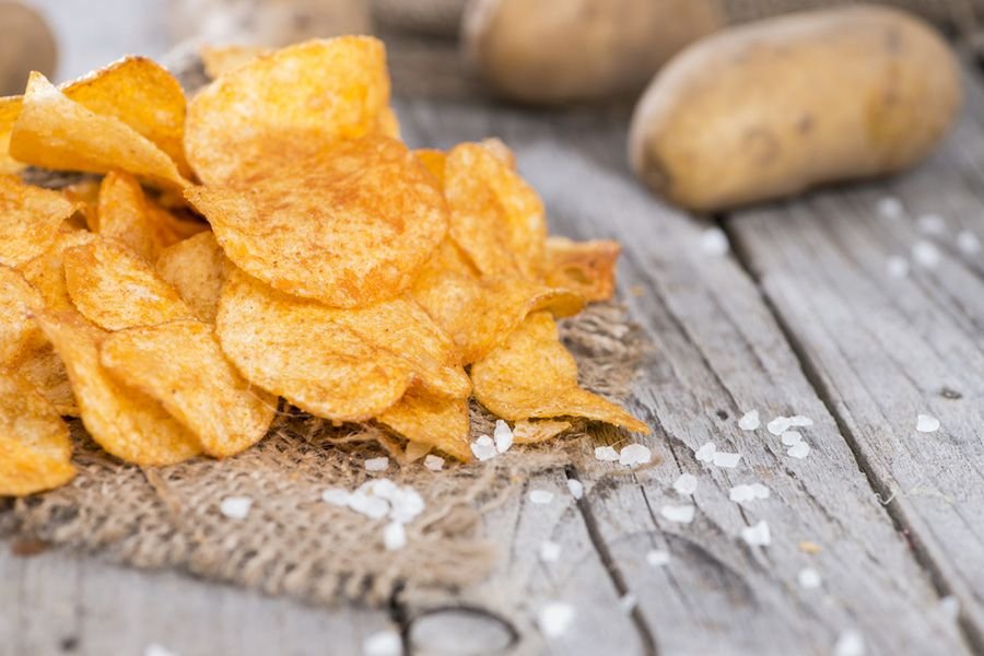 A tradicional batata chips pode ser feita com menos óleo