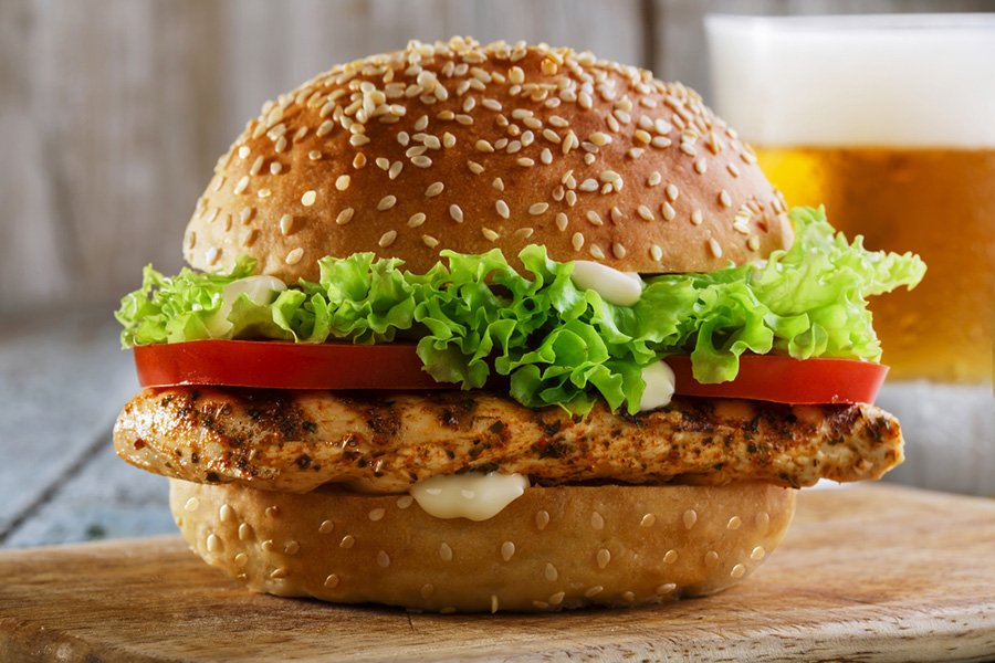 O famoso hambúrguer é substituído, nesta versão, por uma fatia de frango grelhado