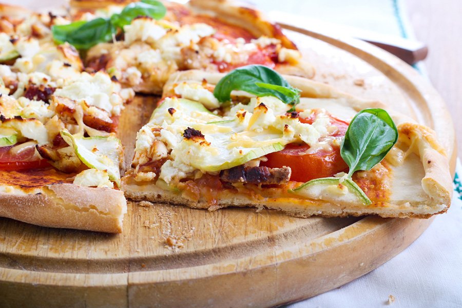 Essa pizza combina os sabores da abobrinha e do bacon