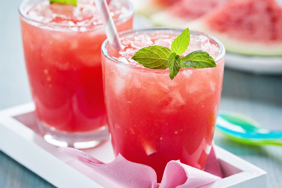 Esse drink combina o espumante com os sabores refrescante da menta e melancia