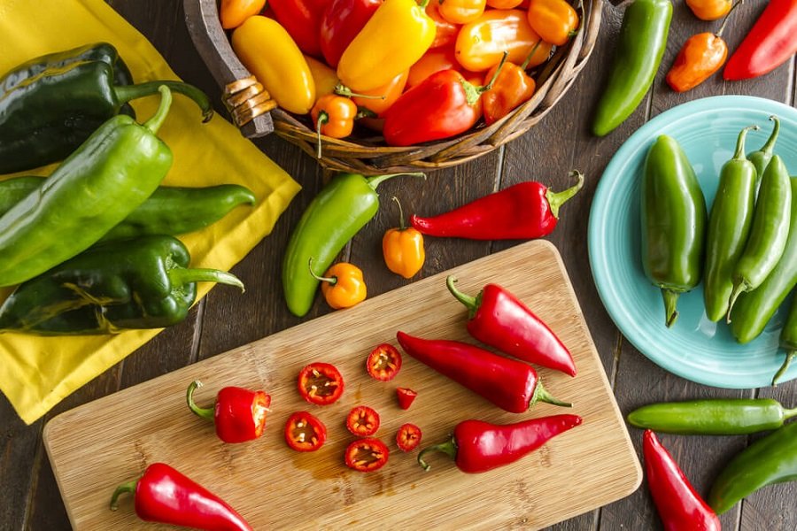 Considerada um alimento termogênico, as pimentas exigem mais do nosso organismo para serem digeridas
