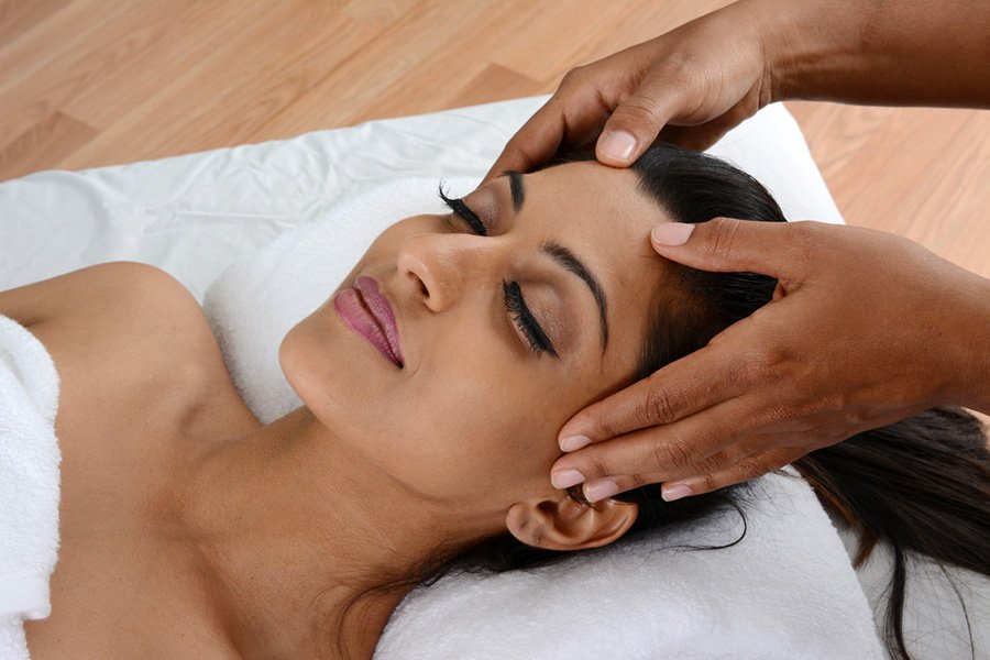 Os hormônios liberados pelo corpo durante a massagem também ajudam na diminuição das dores