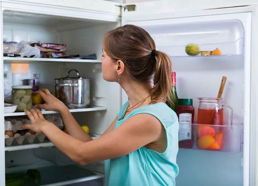 dicas-para-limpar-a-geladeira-retire-os-alimentos-de-dentro