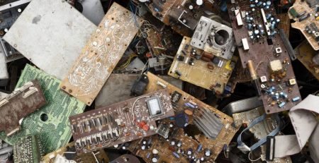 lixo eletrônico de diferentes tipos descartados incorretamente