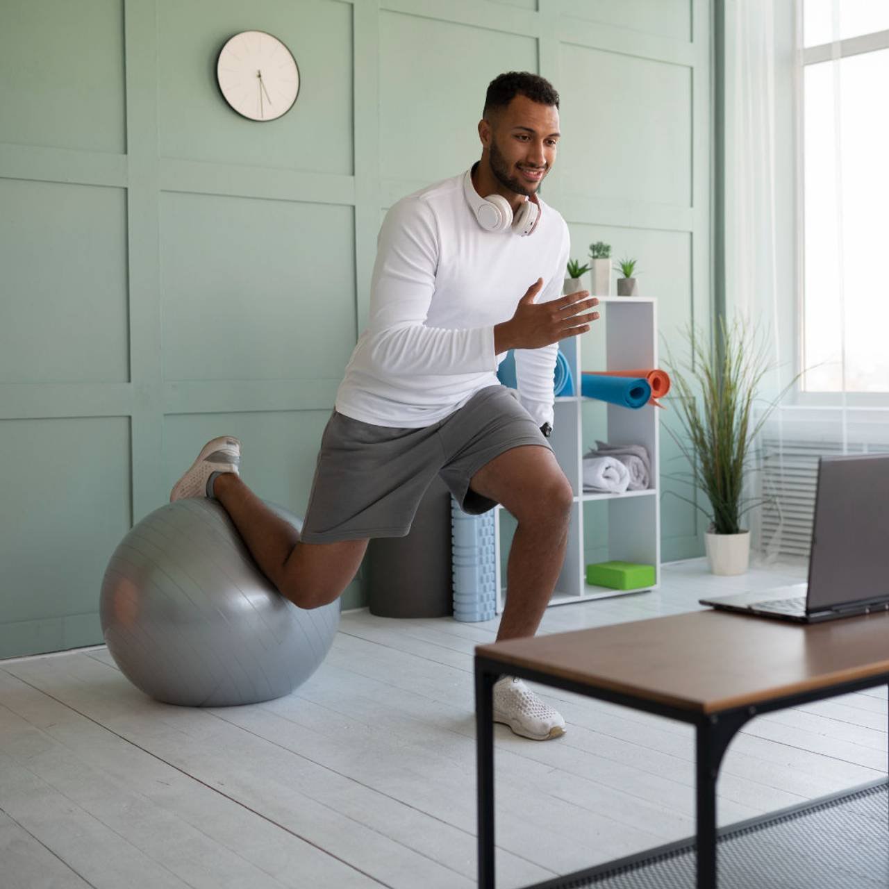 homem treinando em sua sala de estar com bola de pilates 
