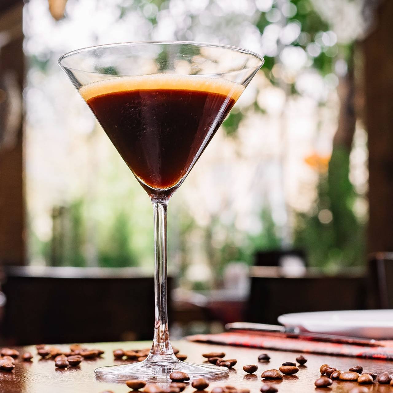 cocktail de vista frontal com graos de cafe
