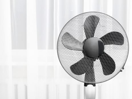 Aproveite os períodos mais frios para limpar seus ventiladores e aparelhos de ar condicionado, deixando tudo pronto para o verão