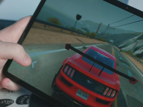 Pessoa jogando jogo de corrida em tablet