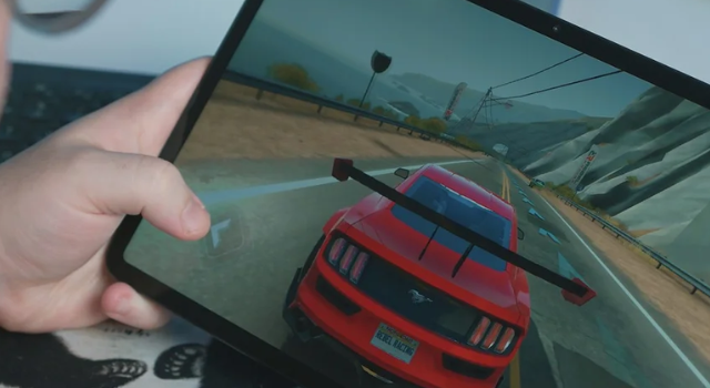 Pessoa jogando jogo de corrida em tablet