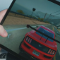Pessoa jogando jogo de corrida em tablet