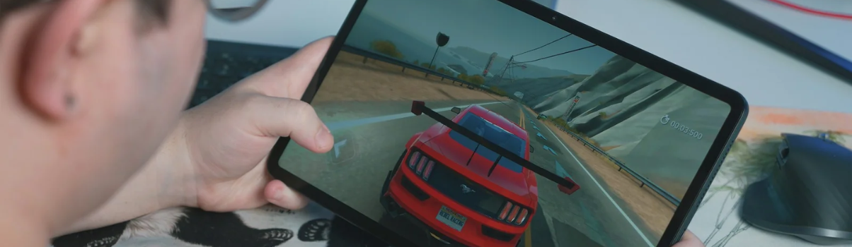 Pessoa jogando jogo de corrida em tablet