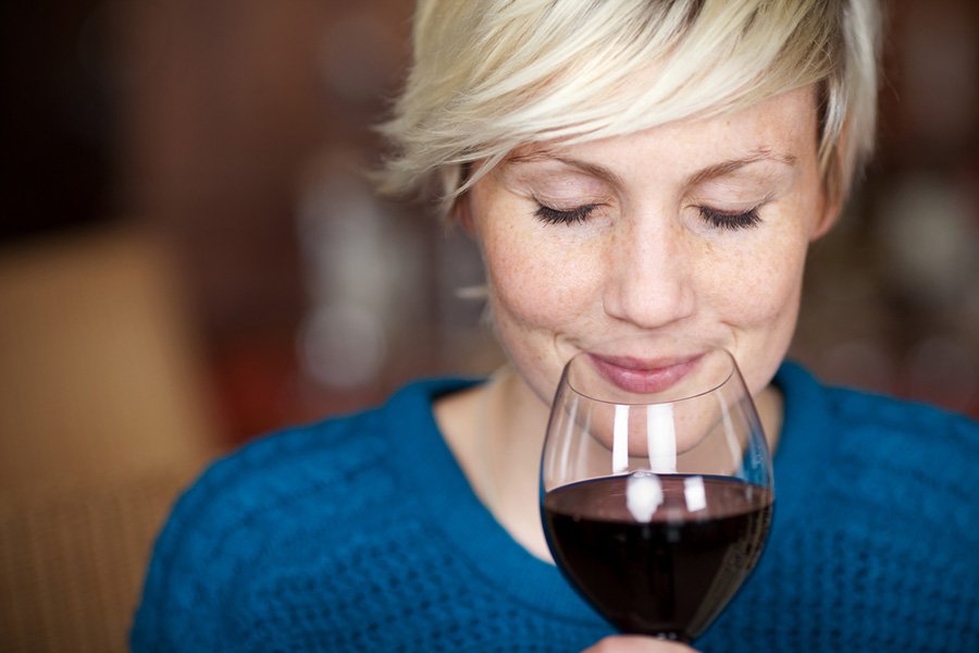 Você sabia que o vinho é uma bebida muito benéfica para a nossa saúde? Quando consumido com parcimônia, é um aliado e tanto. Clique e confira os benefícios.