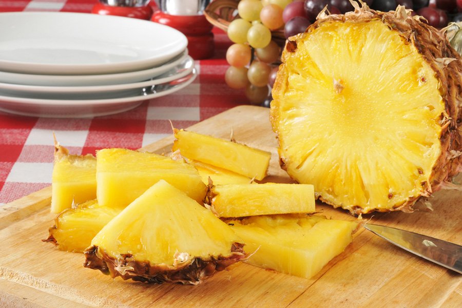 Você também adora abacaxi? A fruta, ideal para sobremesas, está em sua melhor época e pode ser encontrada facilmente. Confira seus benefícios.