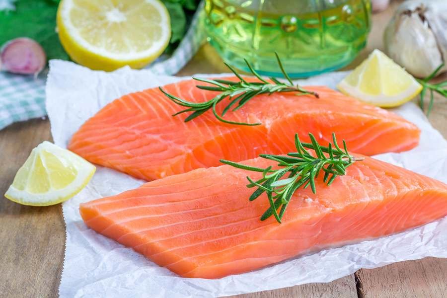 Seja cru, defumado, assado ou cozido, o salmão é um peixe muito saboroso e saudável.