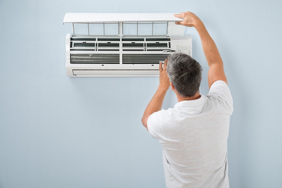 Entenda a importância de realizar a limpeza de seu ar-condicionado e aprenda como a fazer com as dicas do Simplifica.