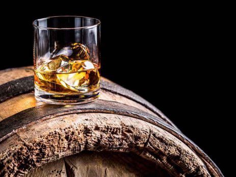 Conheça mais sobre os tipos de whisky e o que o rótulo da bebida pode lhe ensinar sobre sua produção, maturação e origem. Vem que a gente Simplifica!