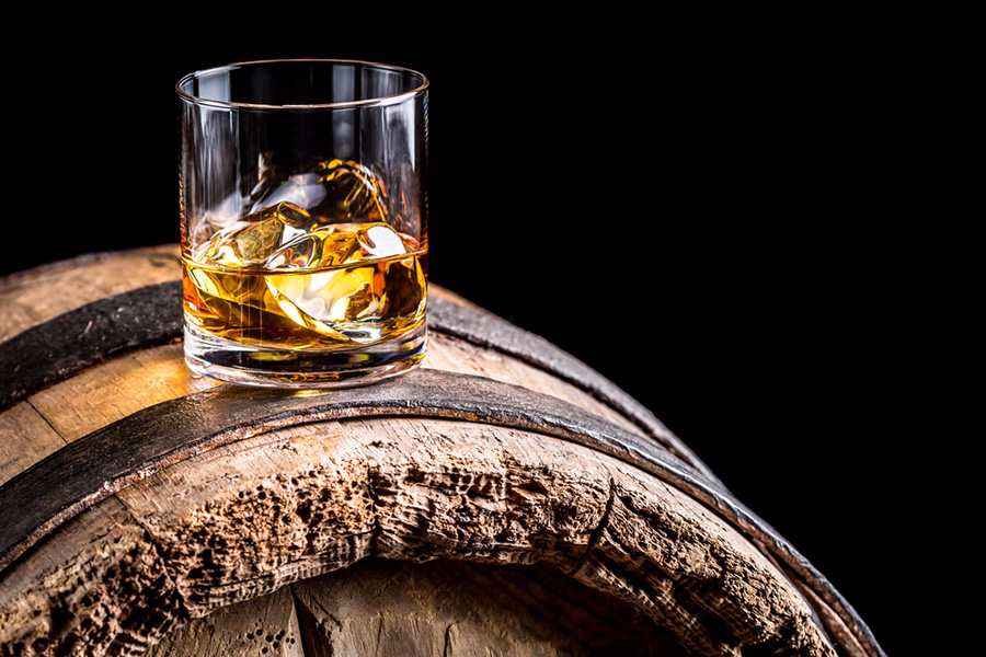 Conheça mais sobre os tipos de whisky e o que o rótulo da bebida pode lhe ensinar sobre sua produção, maturação e origem. Vem que a gente Simplifica!
