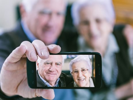Aprenda a configurar seu celular Android para idosos, facilitando suas vidas. Vem que a gente Simplifica!