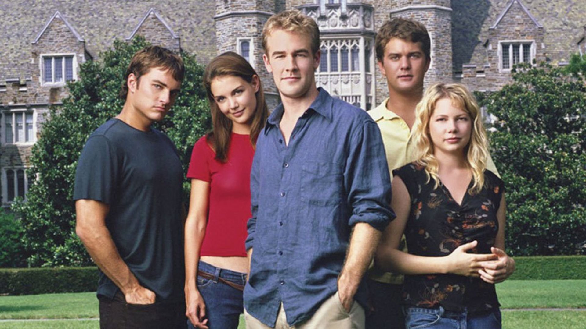 Elenco da série de drama juvenil em frente a uma mansão