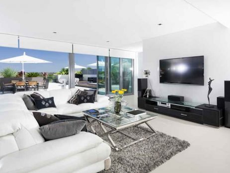 Quer otimizar o espaço na sua casa? Então que tal aprender como colocar TV na parede? Além de deixar seu cômodo mais espaçoso, ainda te ajuda na decoração.