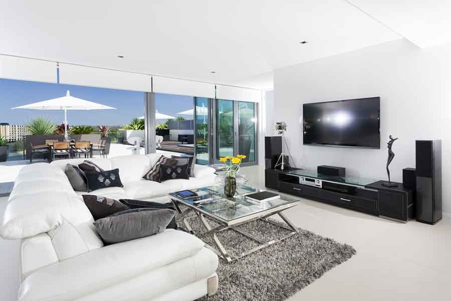 Quer otimizar o espaço na sua casa? Então que tal aprender como colocar TV na parede? Além de deixar seu cômodo mais espaçoso, ainda te ajuda na decoração.