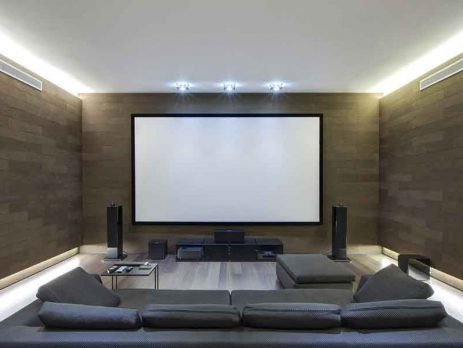 Para assistir um filme em casa com som de cinema você precisa investir em um home theater ou soundbar, mas você sabe a diferença entre eles?
