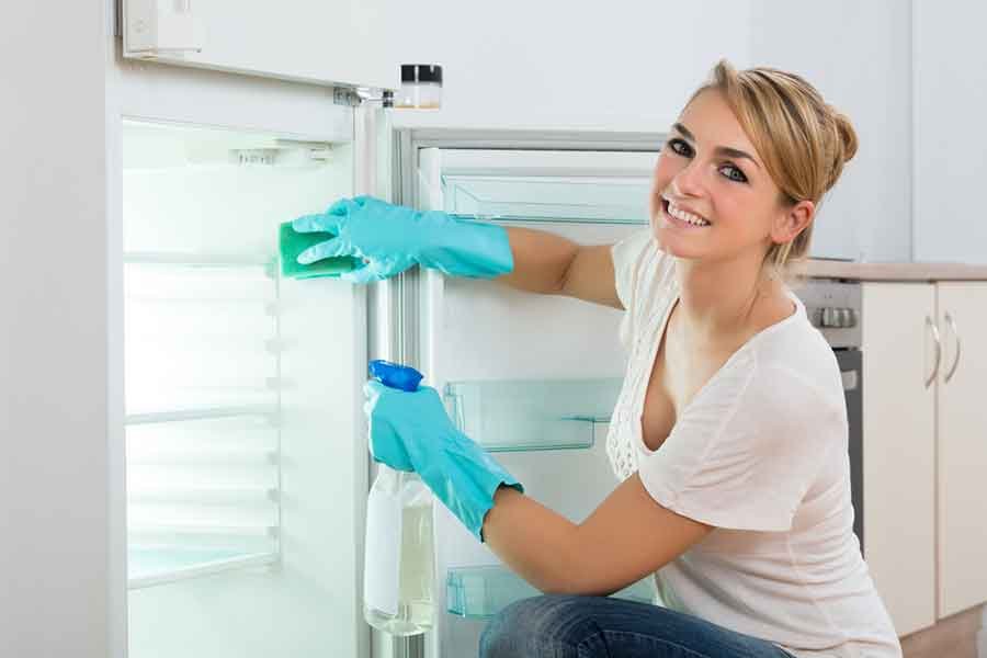 Limpar a geladeira pode ser mais fácil do que você imagina. Com alguns truques, você consegue deixar tudo limpo em minuto