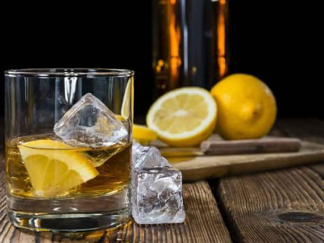 Você sabia que o primeiro drink com whisky do mundo nada mais é que limão, whisky e açúcar? Isso mesmo! Conheça essa história e aprenda a receita aqui: