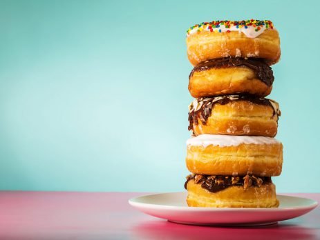 Quer aprender a fazer a receita de donuts em casa? Então confira o passo a passo aqui, no Simplifica! e prepare hoje mesmo a sua versão dos donuts americanos