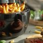 Air fryer com batatas fritas e hambúrguer suculento