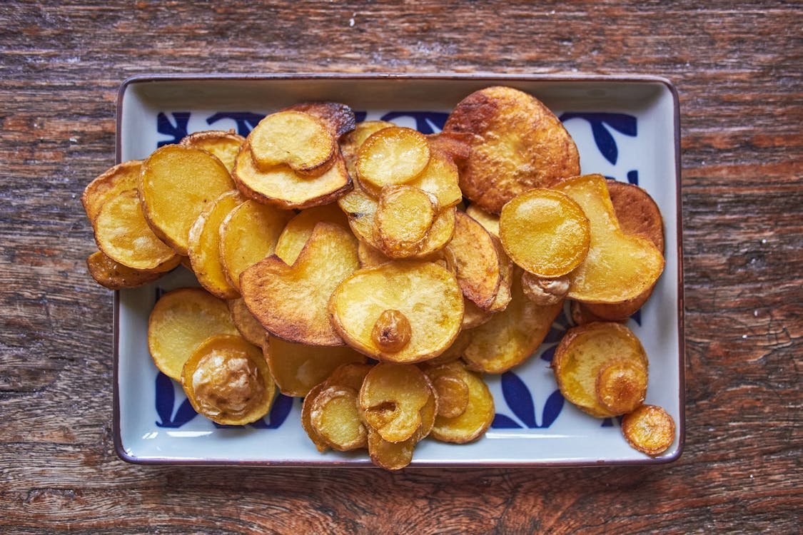 Prato com batatas fritas crocantes servidas