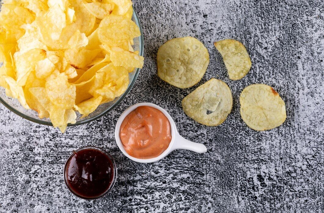 Tigela de batatas fritas com molhos ao lado
