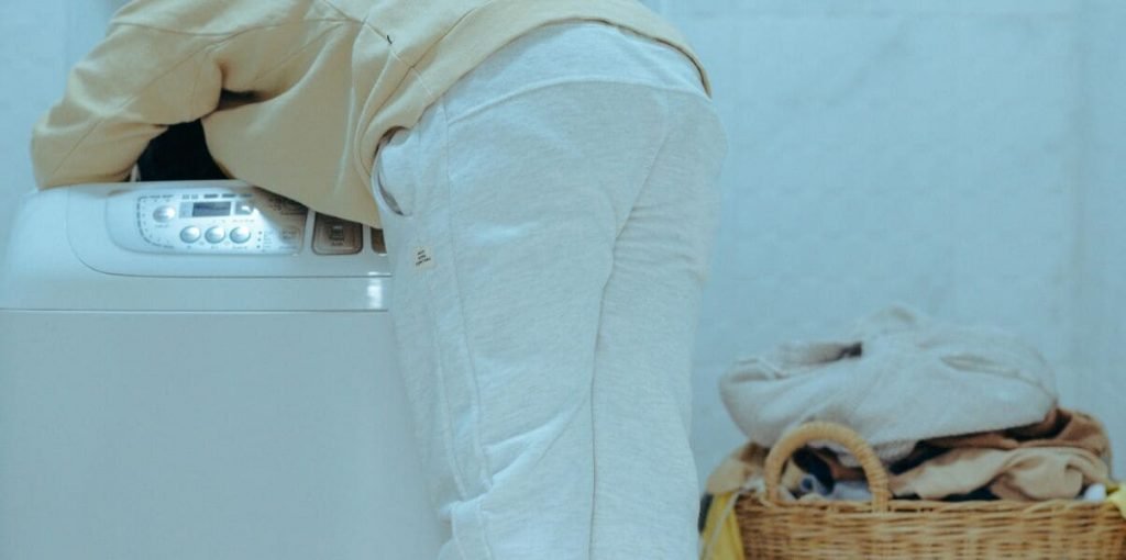 5 Pessoa colocando roupas na máquina de lavar