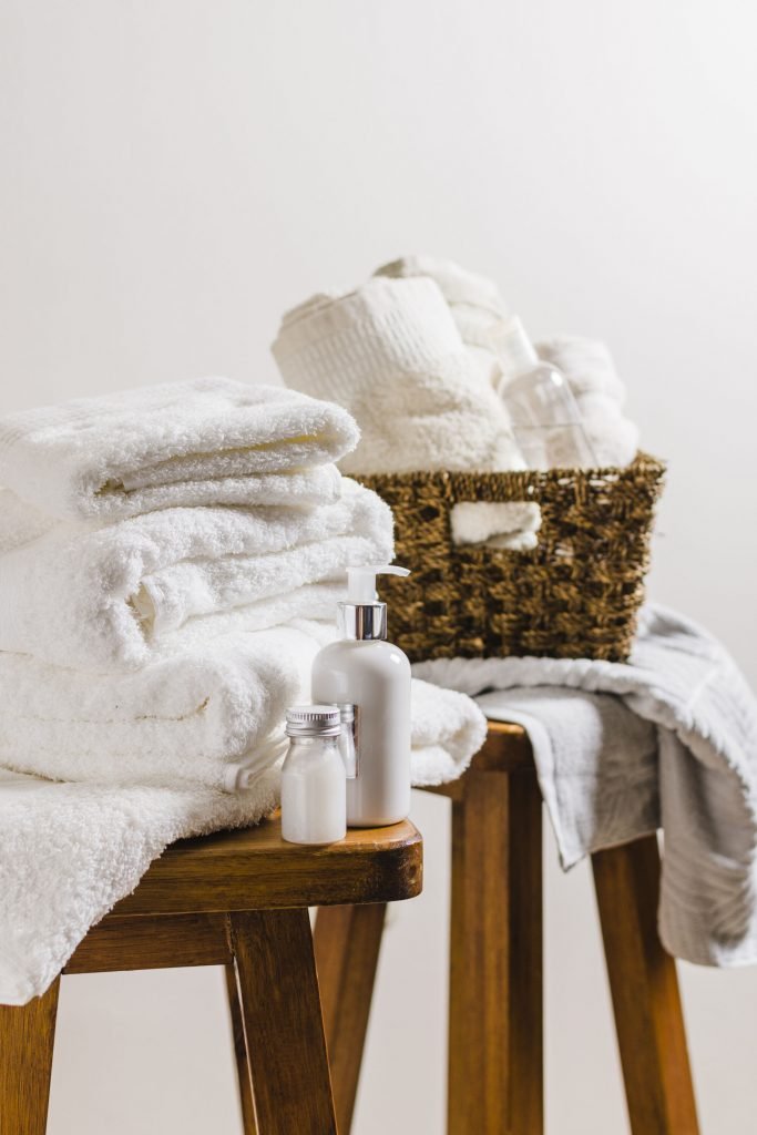 10 Conjunto de toalhas brancas e produtos de banho