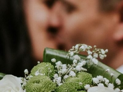 Buquê de flores brancas em um casamento romântico.