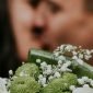 Buquê de flores brancas em um casamento romântico.