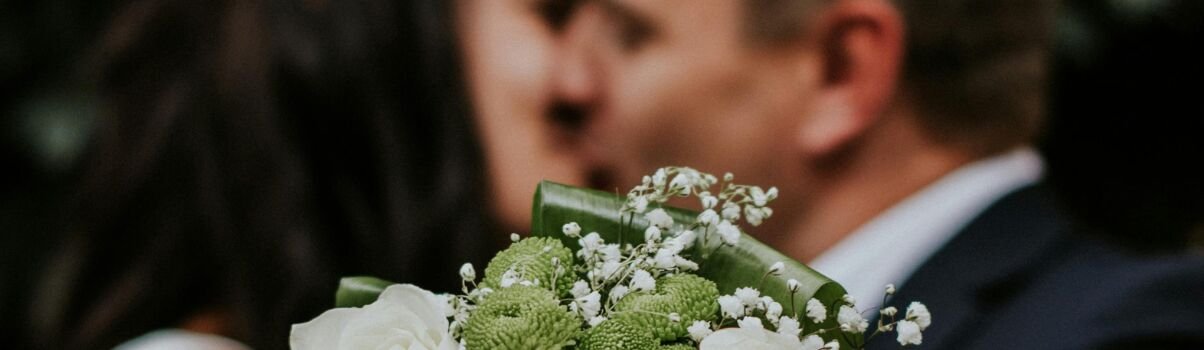 Buquê de flores brancas em um casamento romântico.