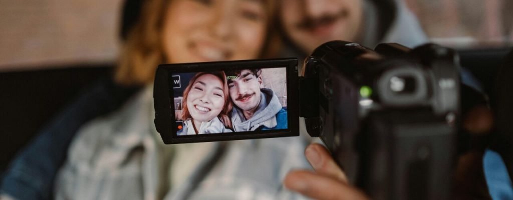 13 Casal sorrindo em selfie com câmera, momento feliz