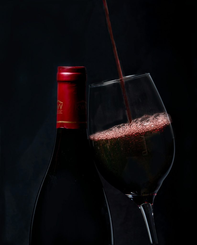 pexels bernyce hollingworth 916019 2702805 min Vinho tinto sendo servido em taça elegante