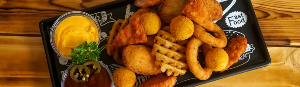 Prato de petiscos variados com molhos e acompanhamentos