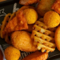 Prato de petiscos variados com molhos e acompanhamentos