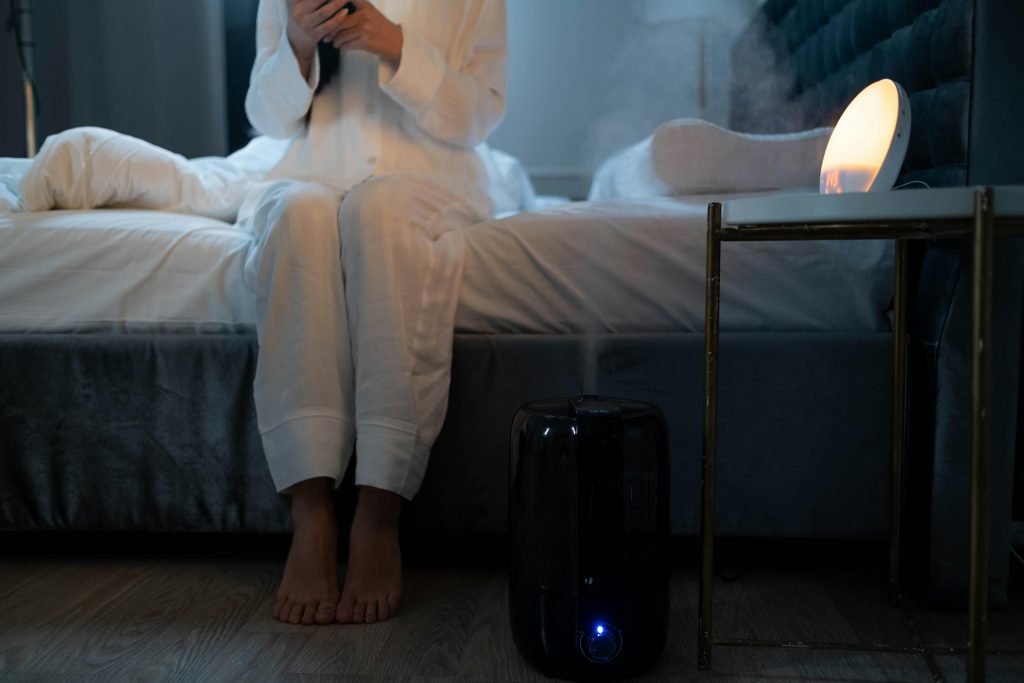 pexels cottonbro 6941312 Pessoa relaxando em cama com um umidificador