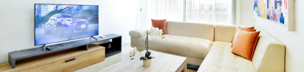 Modelo de Bullets para Simplifica Sala moderna com sofá e TV de tela plana