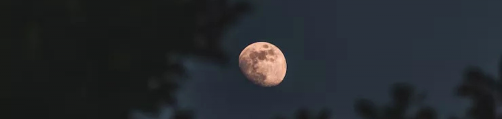 Modelo de Bullets para Simplifica Lua cheia iluminando o céu noturno