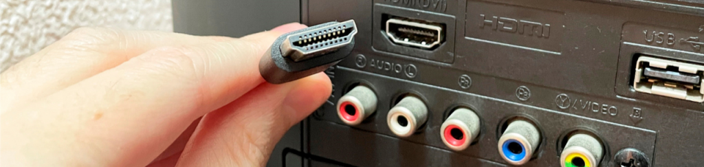 Modelo de Bullets para Simplifica (2) Conector HDMI sendo conectado a um dispositivo.