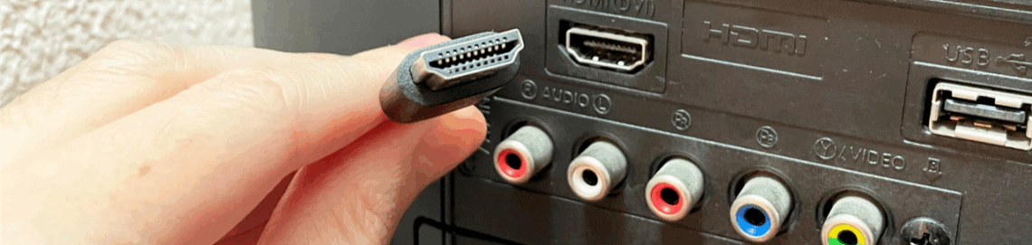 Modelo de Bullets para Simplifica (2) Conector HDMI sendo conectado a um dispositivo.